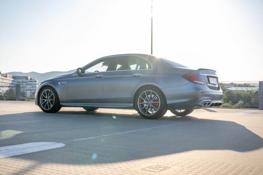 Mercedes Benz E63s AMG - seitlich komplett