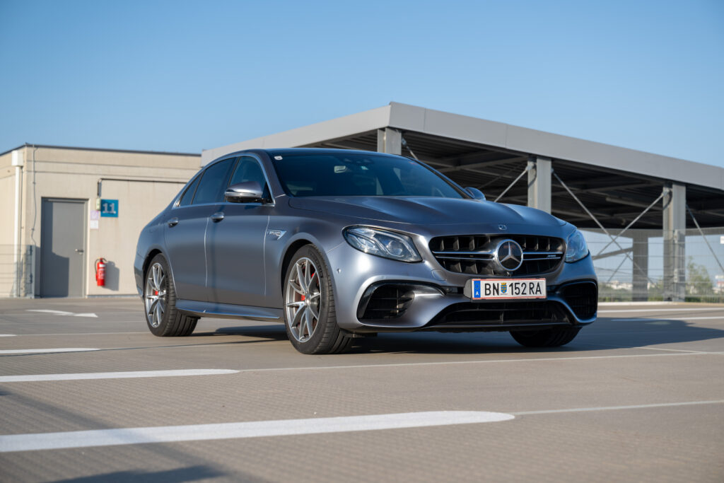 Mercedes Benz E63s AMG - seitlich Vorne
