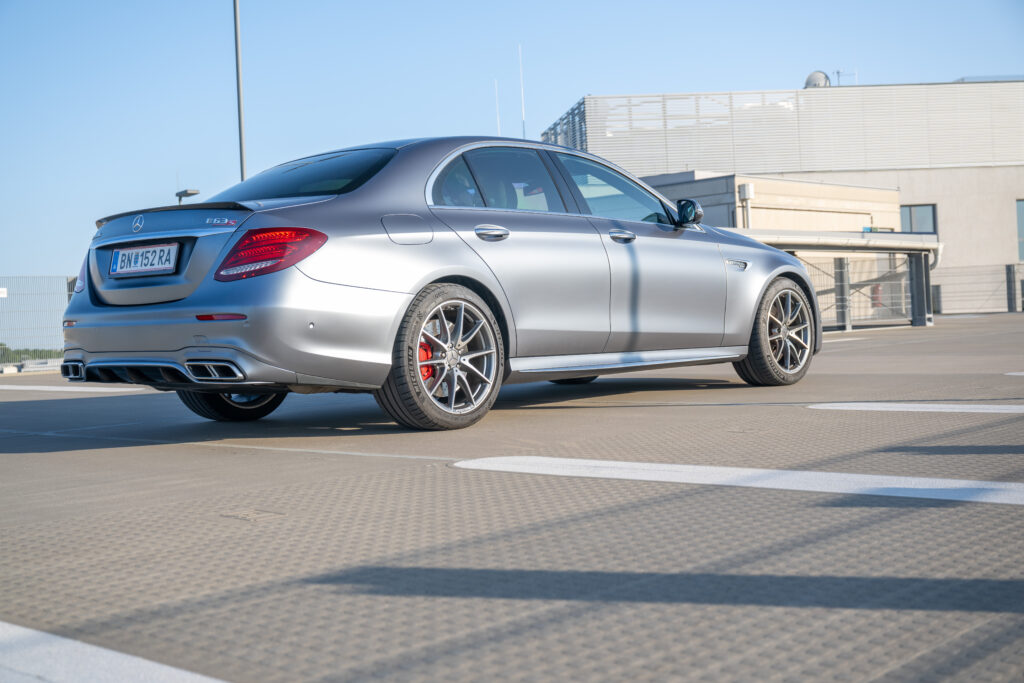 Mercedes Benz E63s AMG - seitliches Heck