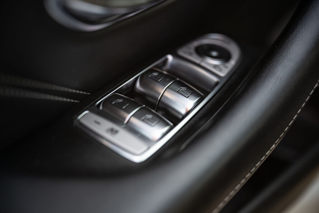 Mercedes Benz E63s AMG - Tasten seitlich